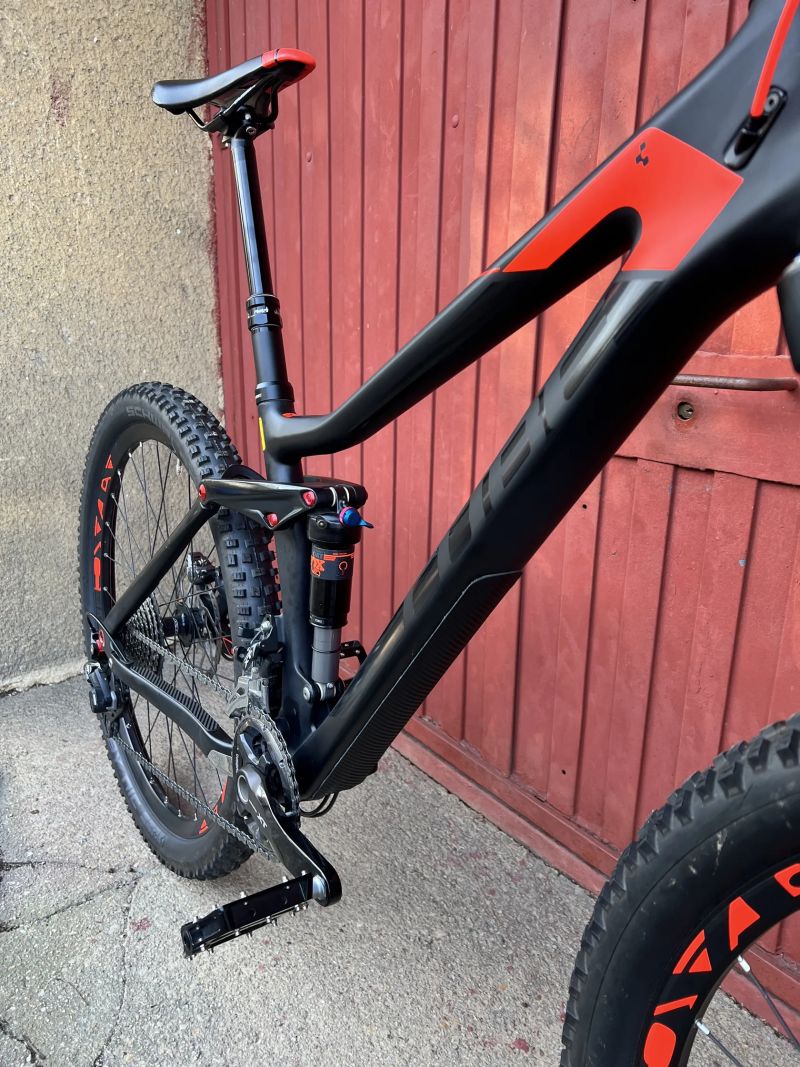 Trailové karbonové kolo CUBE STEREO 140 C:62 Race 27,5