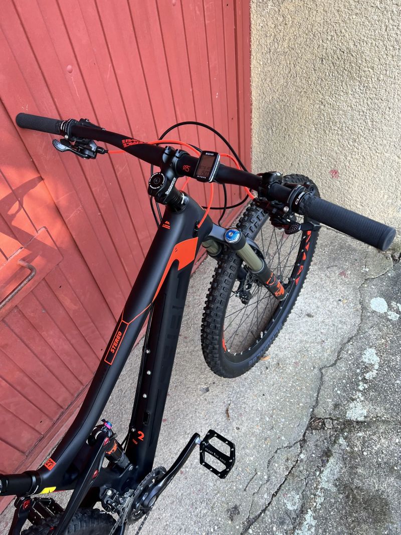 Trailové karbonové kolo CUBE STEREO 140 C:62 Race 27,5