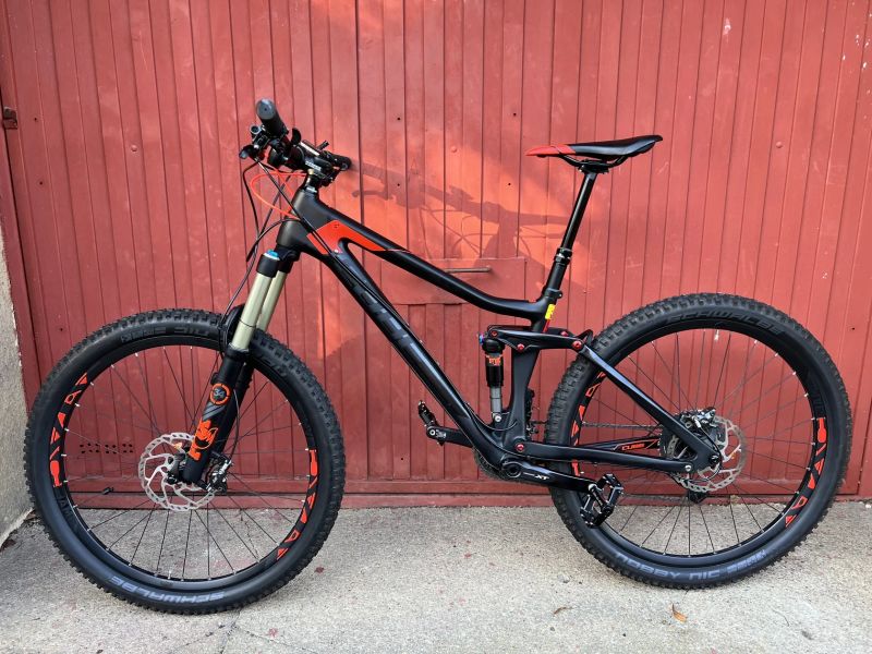 Trailové karbonové kolo CUBE STEREO 140 C:62 Race 27,5