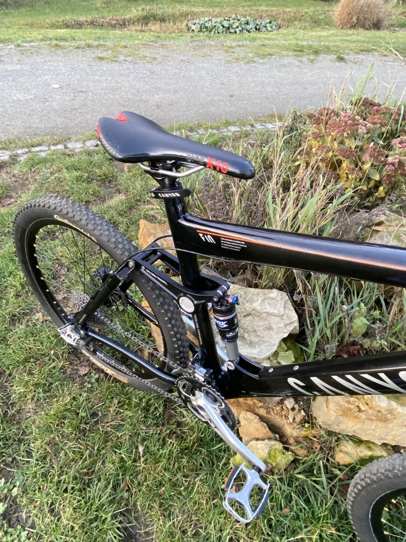 CANYON SPECTRAL KARBON RÁM L KOLA 26”