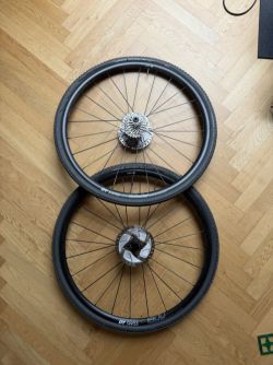 DT Swiss E1800 Spline + SRAM 12s + kotouče + 2× pláště
