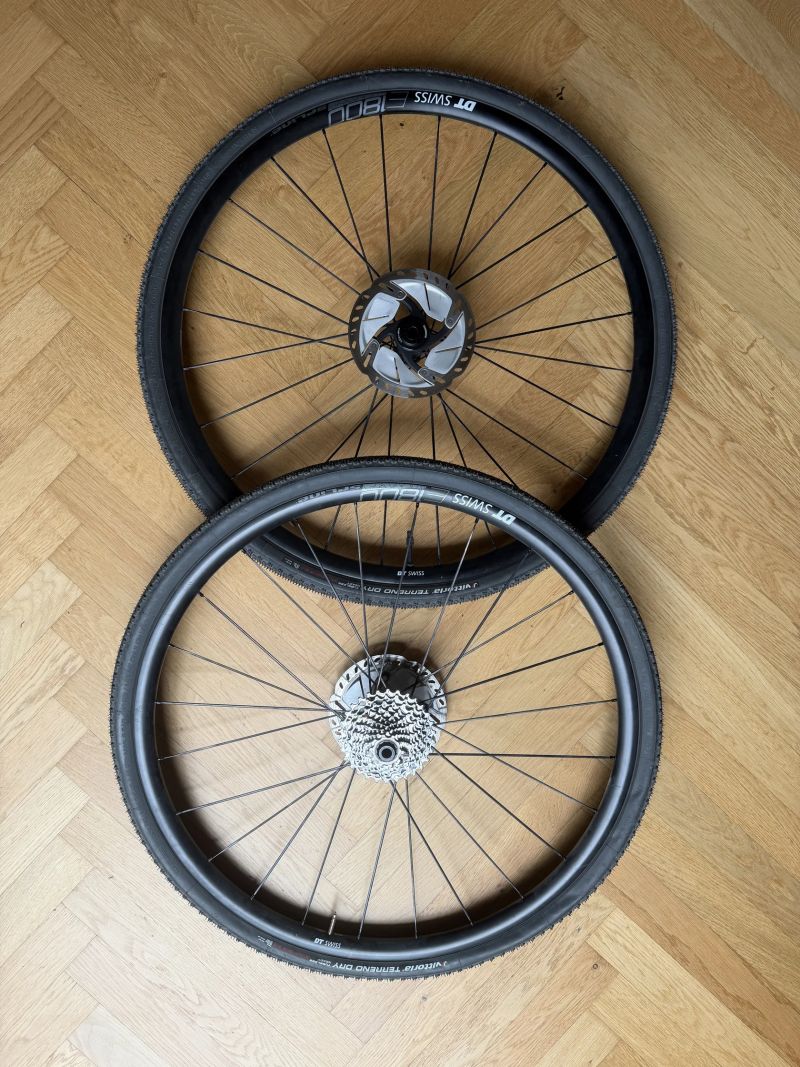 DT Swiss E1800 Spline + SRAM 12s + kotouče + 2× pláště