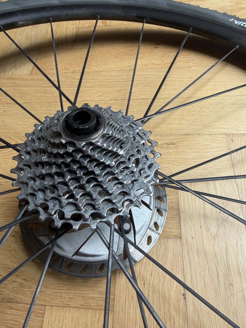 DT Swiss E1800 Spline + SRAM 12s + kotouče + 2× pláště