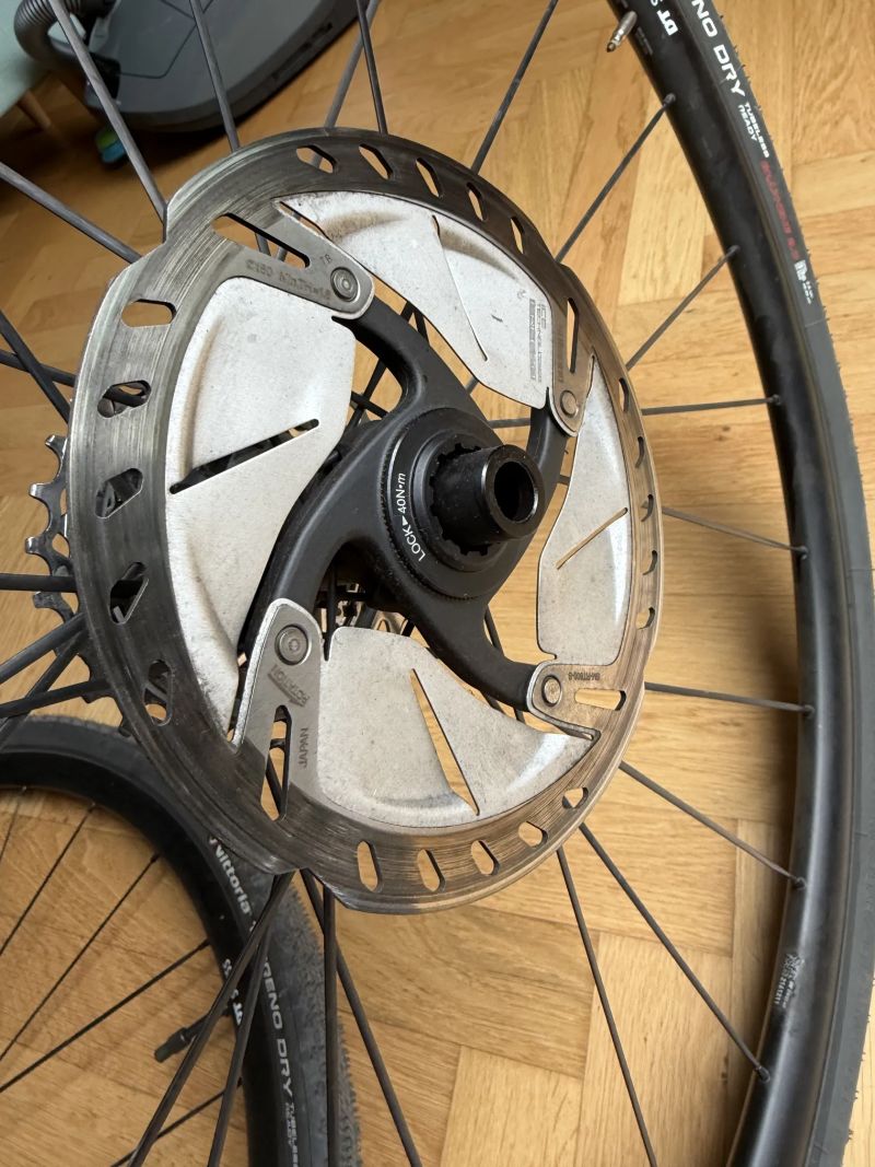 DT Swiss E1800 Spline + SRAM 12s + kotouče + 2× pláště