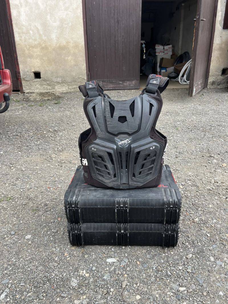 Chránič hrudi leatt 4.5