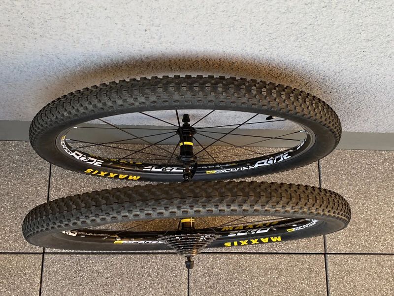 Kompletní kola Mavic CROSS RIDE, včetně plášťů a kazety. PC 9800 Kč.