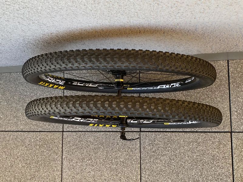 Kompletní kola Mavic CROSS RIDE, včetně plášťů a kazety. PC 9800 Kč.