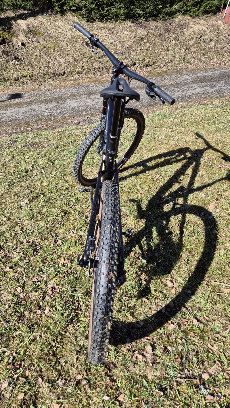 Trek Top Fuel 9.8 XT Di2 Gen 4 vel M/L r.2026, elektronické řazení Shimano