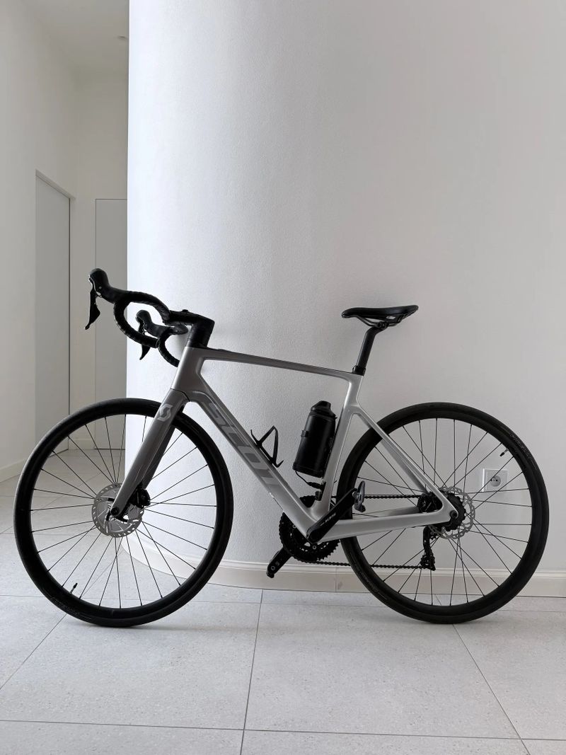 Scott Scott Addict e-ride 20 - lehká karbonová elektrosilnička, velikost L