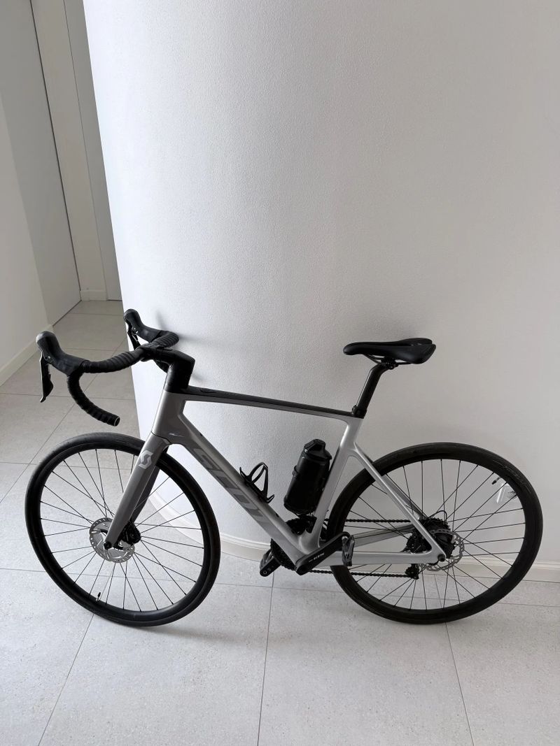 Scott Scott Addict e-ride 20 - lehká karbonová elektrosilnička, velikost L