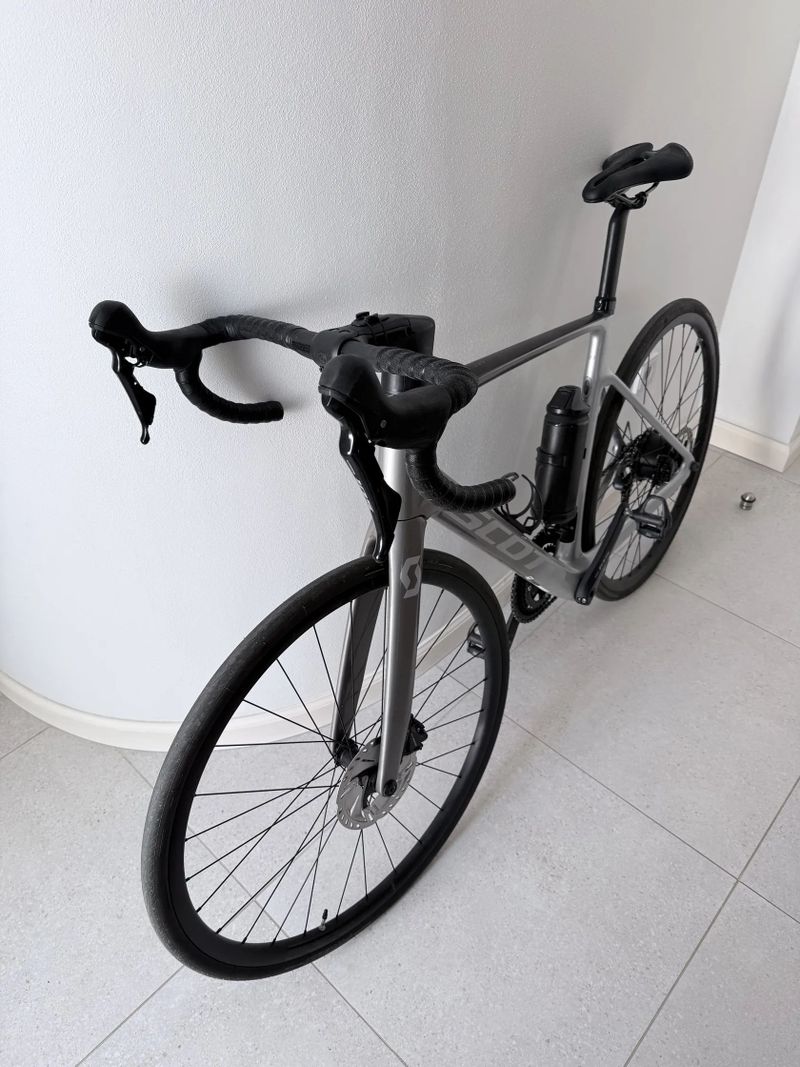 Scott Scott Addict e-ride 20 - lehká karbonová elektrosilnička, velikost L