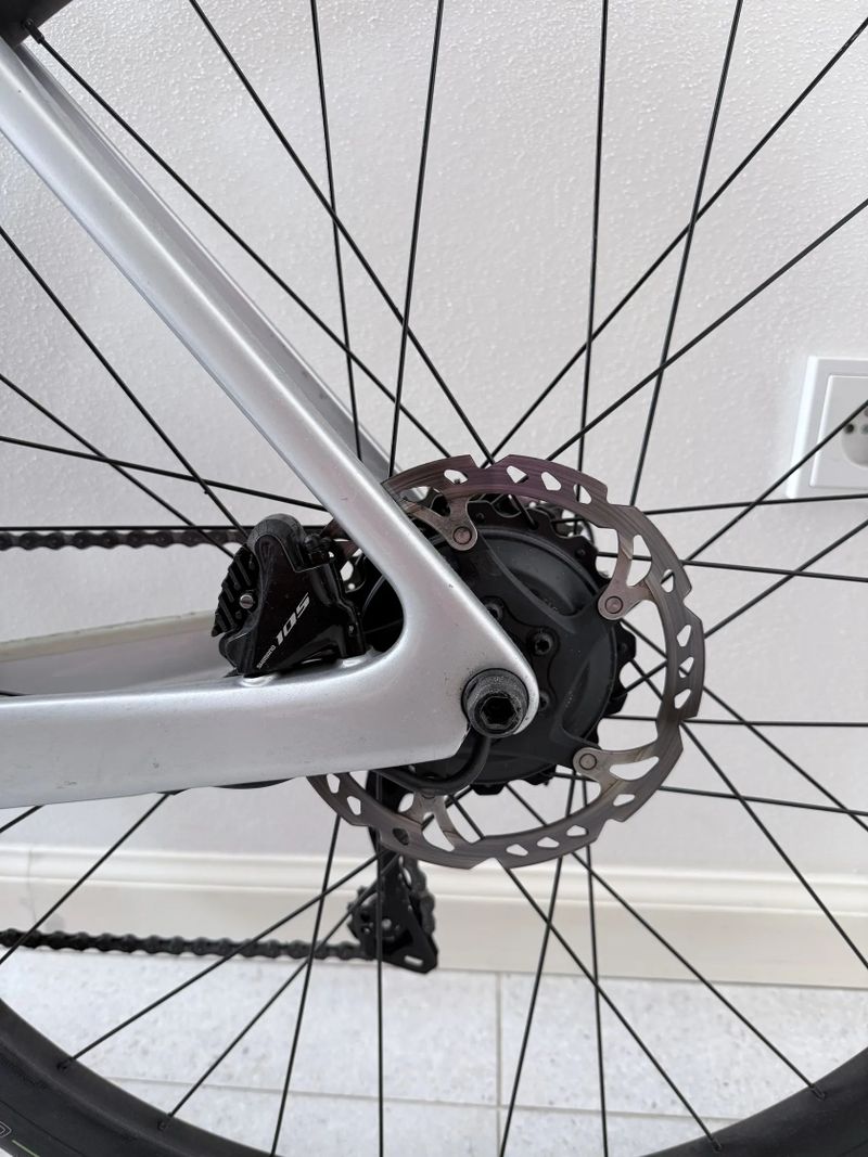 Scott Scott Addict e-ride 20 - lehká karbonová elektrosilnička, velikost L