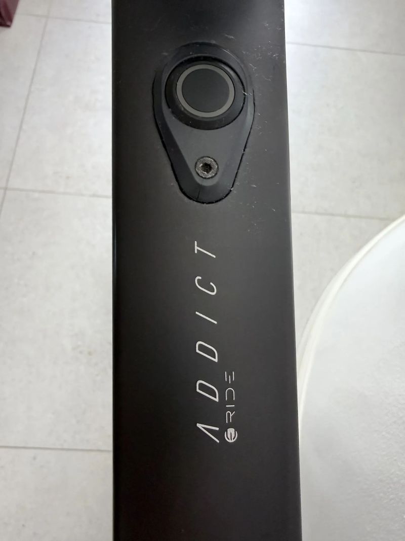 Scott Scott Addict e-ride 20 - lehká karbonová elektrosilnička, velikost L