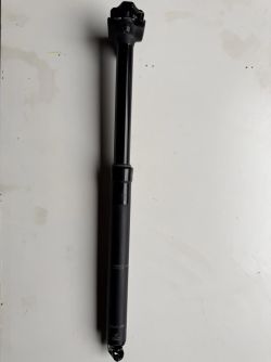 Teleskopická sedlovka Bontrager Line Elite, zdvih 170 mm, vnitřní vedení, 31,6 mm, délka 480 mm.