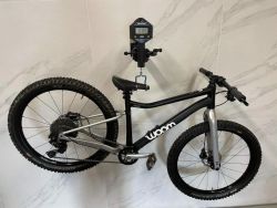 Woom 5 OFF - 8,8kg, v černé barvě, stav nového kola