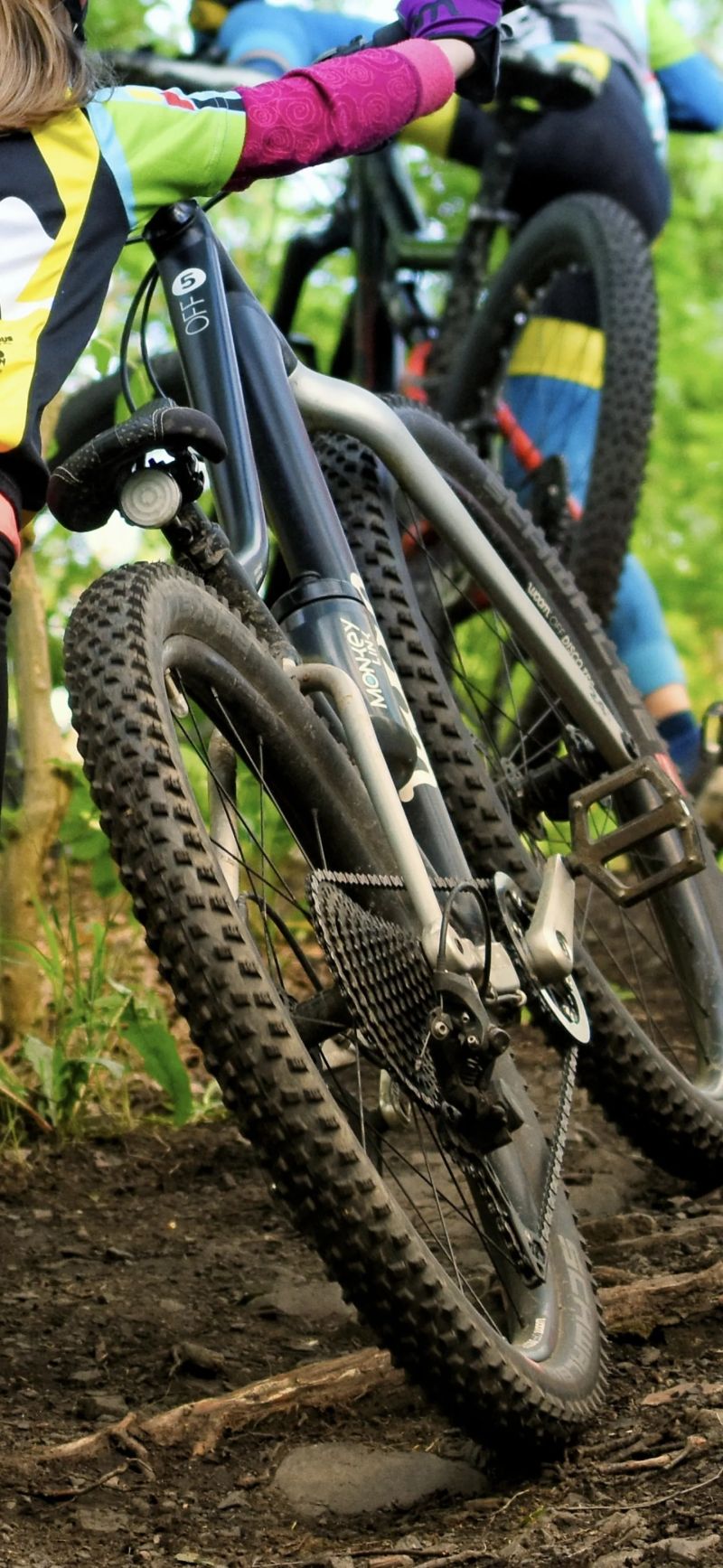 Woom 5 OFF - 8,8kg, v černé barvě, stav nového kola