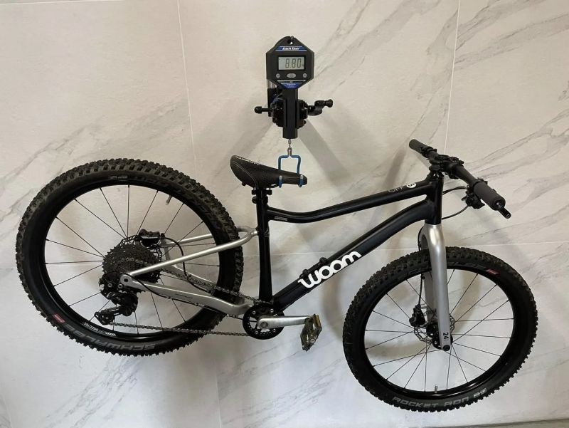 Woom 5 OFF - 8,8kg, v černé barvě, stav nového kola