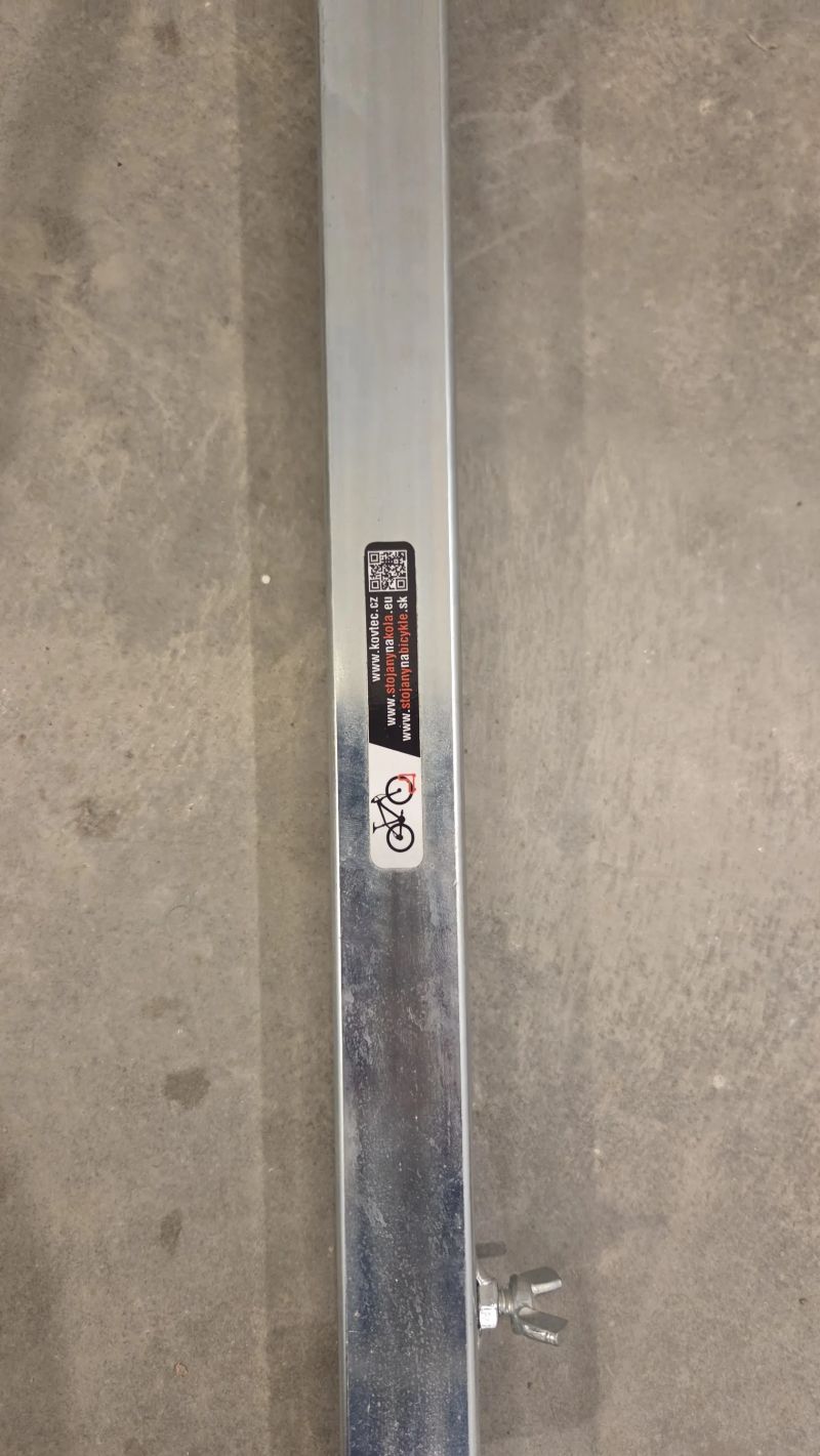 Vertikální otočný držák na kolo