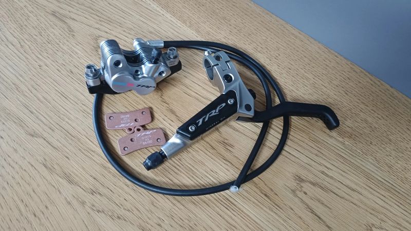 brzda přední levá TRP Quadiem G-Spec NOVÉ