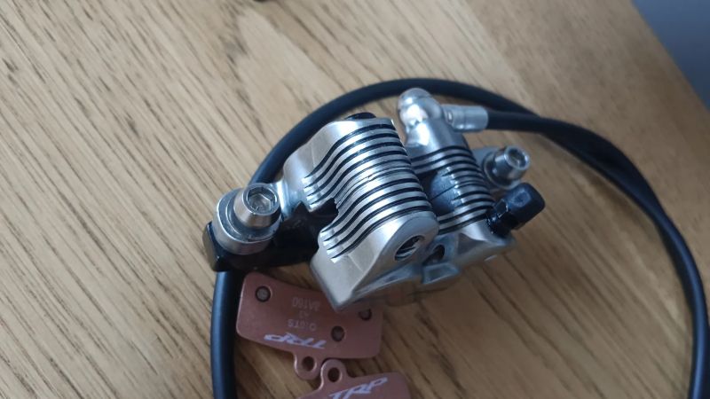 brzda přední levá TRP Quadiem G-Spec NOVÉ