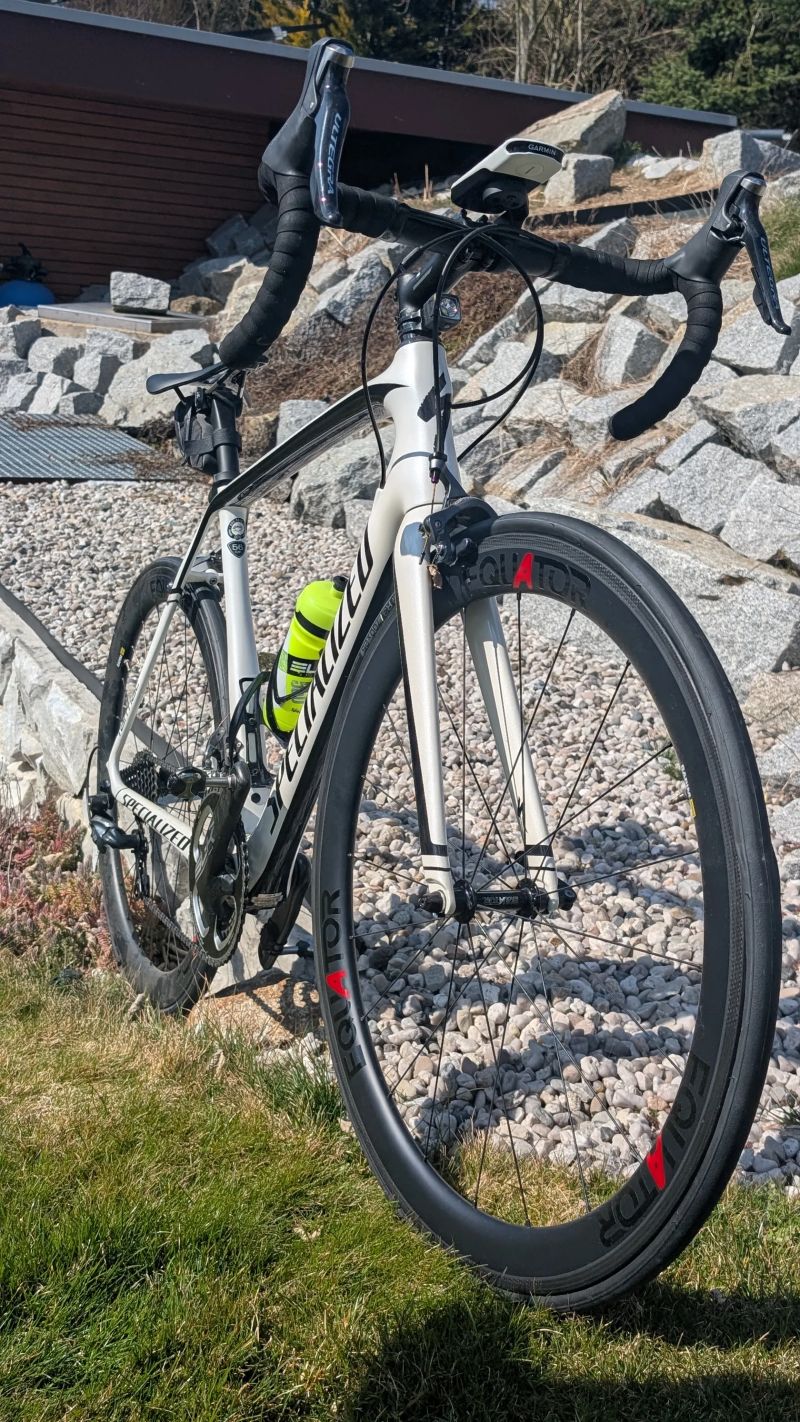Silniční kolo Specialized Tarmac vel. 56 – karbon,Ultegra, karbonová plášťová kola Equator 45mm, 