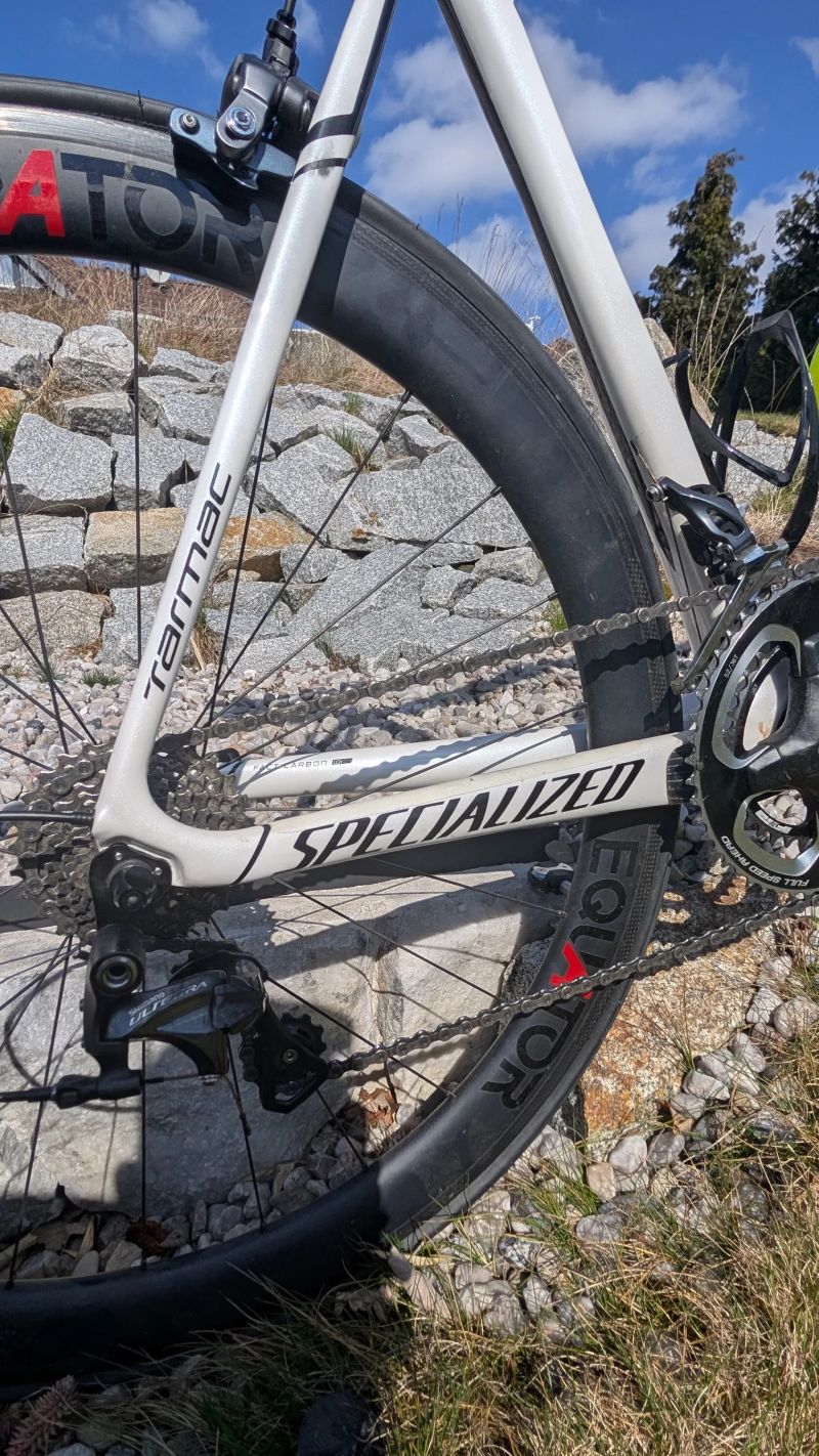 Silniční kolo Specialized Tarmac vel. 56 – karbon,Ultegra, karbonová plášťová kola Equator 45mm, 