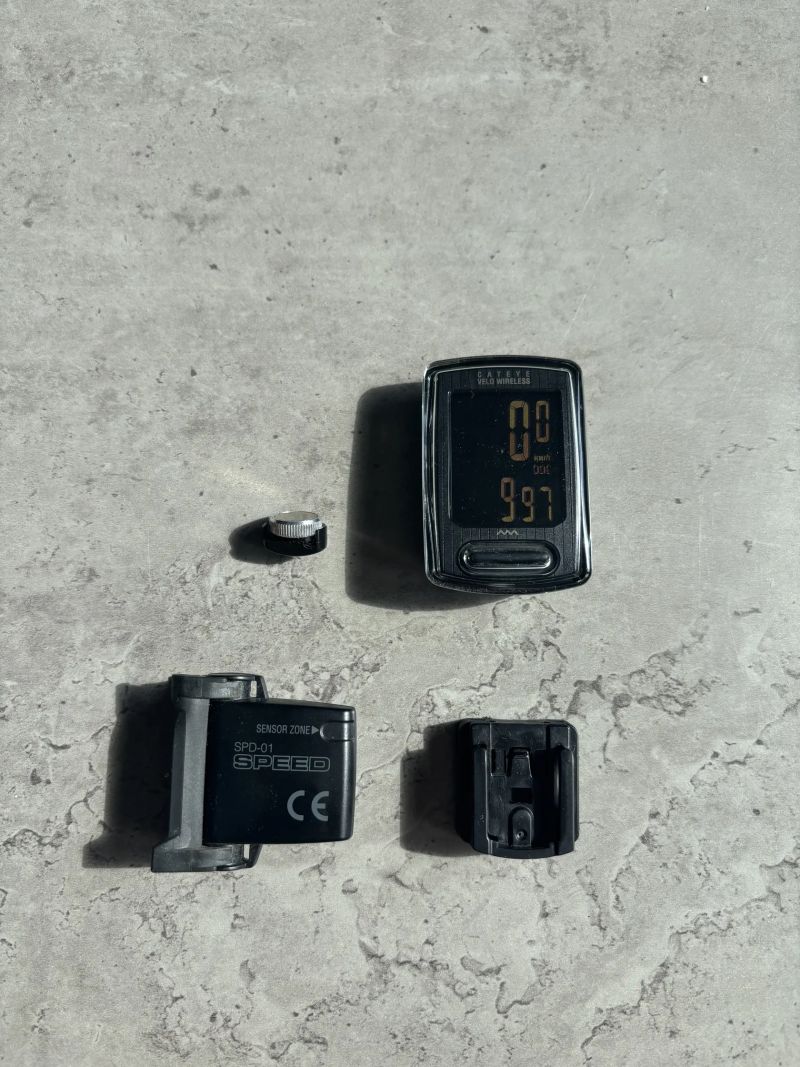 Cyklocomputer Cateye Velo Wireless – málo používaný