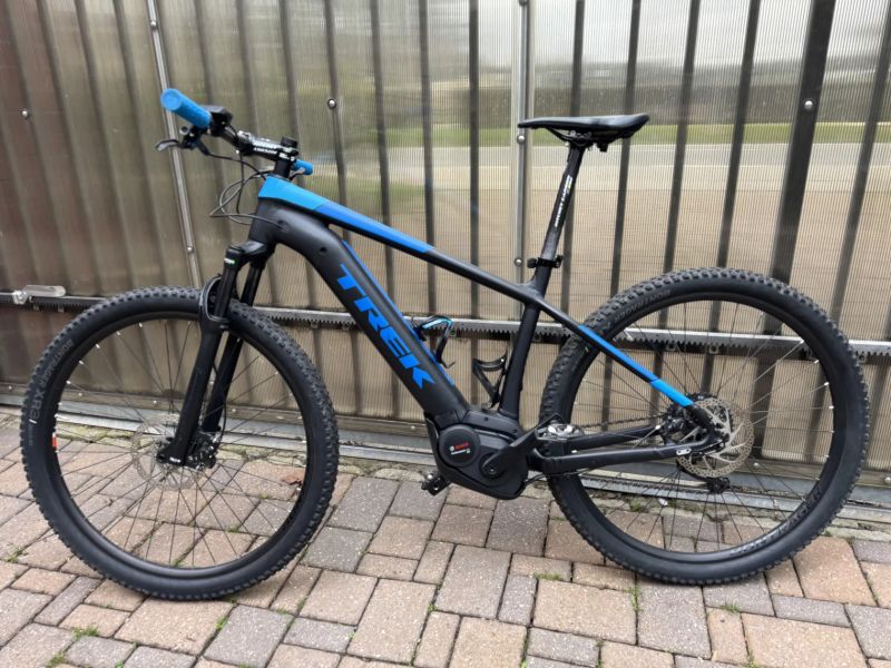 Trek Powerfly 5, výkonný motor Bosch, karbonové doplňky, kola 29", kolo servisováno v super stavu!
