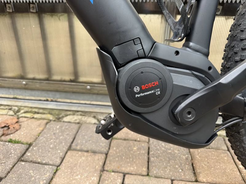 Trek Powerfly 5, výkonný motor Bosch, karbonové doplňky, kola 29", kolo servisováno v super stavu!