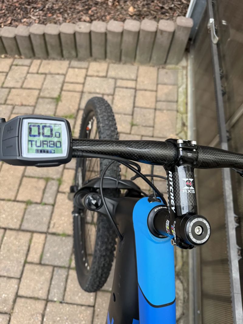 Trek Powerfly 5, výkonný motor Bosch, karbonové doplňky, kola 29", kolo servisováno v super stavu!