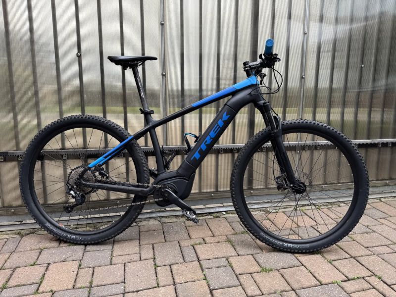 Trek Powerfly 5, výkonný motor Bosch, karbonové doplňky, kola 29", kolo servisováno v super stavu!