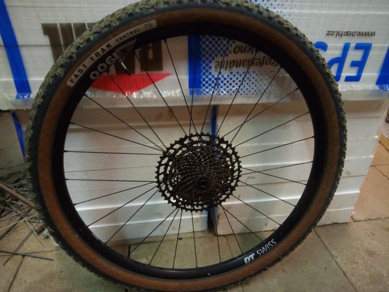 Vyměním zadní kolo DT Swiss X1900 spline 29" za 27,5"