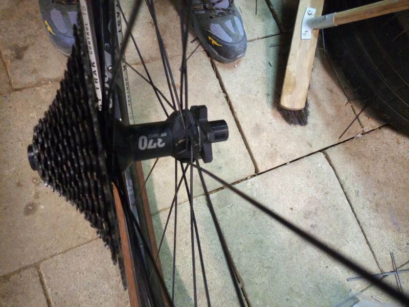 Vyměním zadní kolo DT Swiss X1900 spline 29" za 27,5"