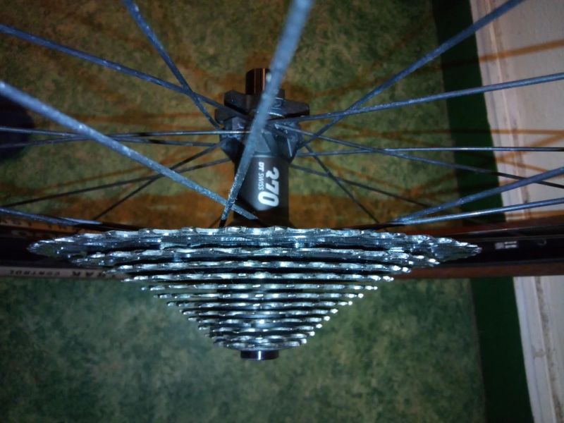 Vyměním zadní kolo DT Swiss X1900 spline 29" za 27,5"