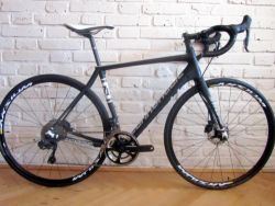 CANNONDALE SYNAPSE HI-MOD na Shimano ULTEGRA Di2.56 cm. ZÁNOVNÍ. PC 150.000 Kč