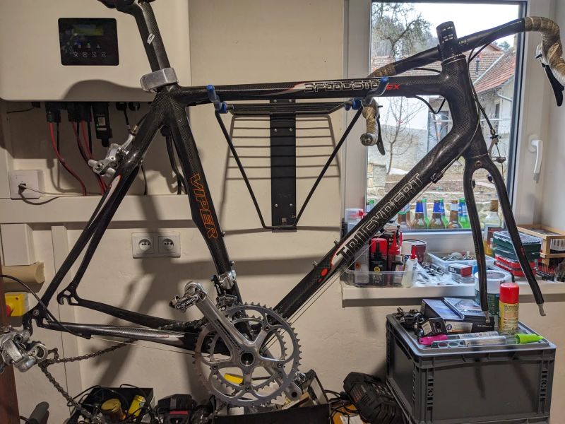 Karbonový rám, sedlovka, představec, řidítka