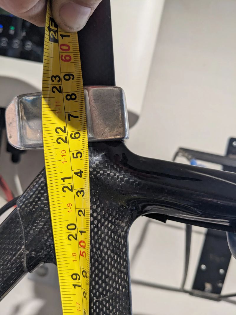 Karbonový rám, sedlovka, představec, řidítka