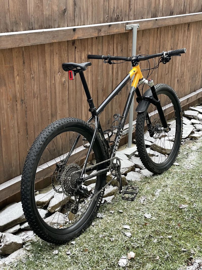 Nordest Britango 3 nebo Jeronimo Txabardo + karbonová kola, OneUp, Pike Ultimate, Shimano XT