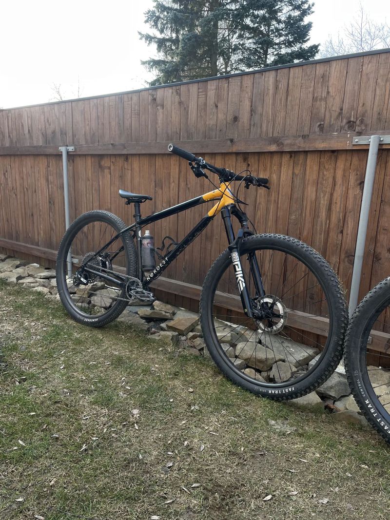 Nordest Britango 3 nebo Jeronimo Txabardo + karbonová kola, OneUp, Pike Ultimate, Shimano XT