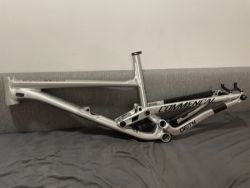 Commencal clash prasklý 