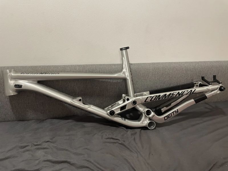 Commencal clash prasklý 