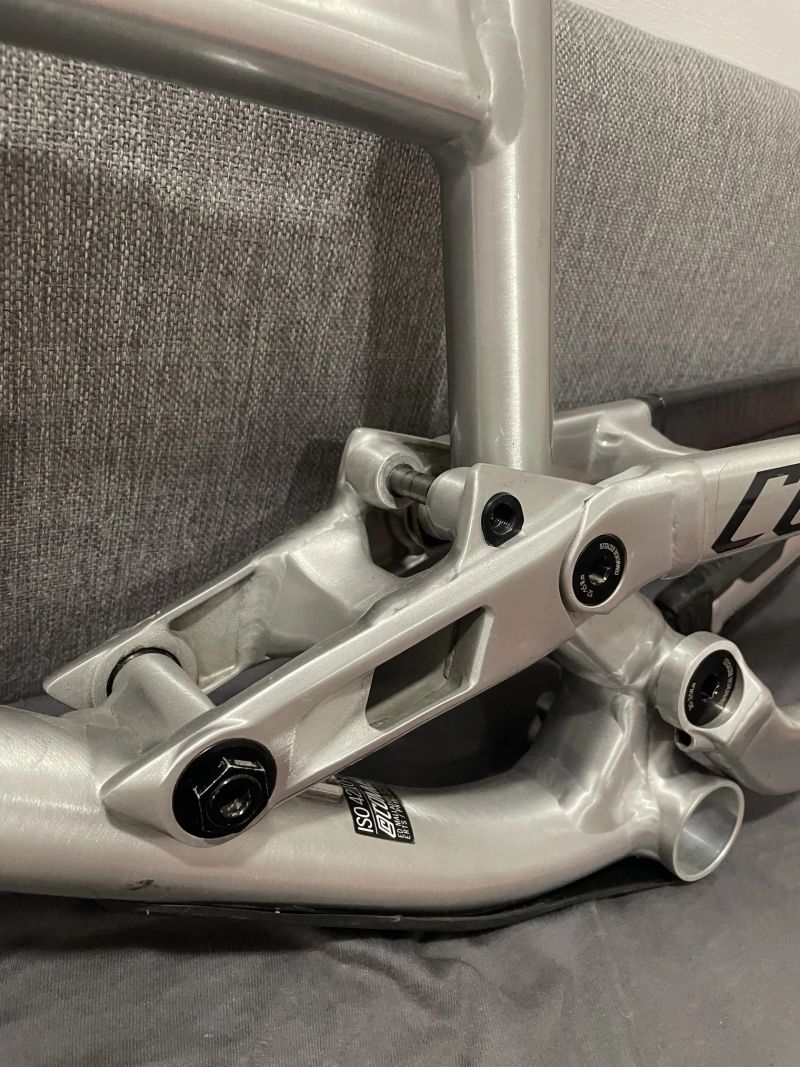 Commencal clash prasklý 