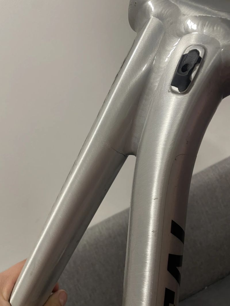 Commencal clash prasklý 