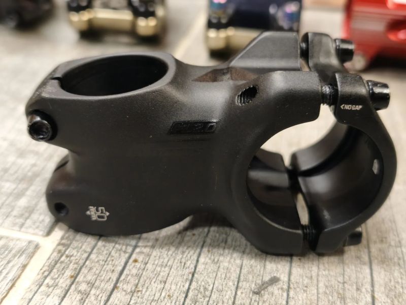 představce HOPE Renthal Crankbrothers RACEFACE Syncros REVE