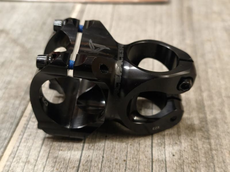 představce HOPE Renthal Crankbrothers RACEFACE Syncros REVE