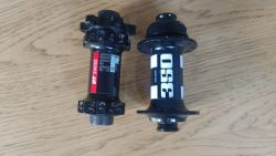 přední náby DTswiss 350 12x100 a DTswiss 370 15x100