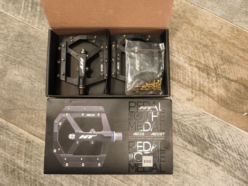 pedály platformy HT Components ME03T Titanium Evo+ a REVERSE Escape SandMetallic a SYNCROS Squamis