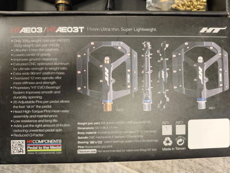 pedály platformy HT Components ME03T Titanium Evo+ a REVERSE Escape SandMetallic a SYNCROS Squamis