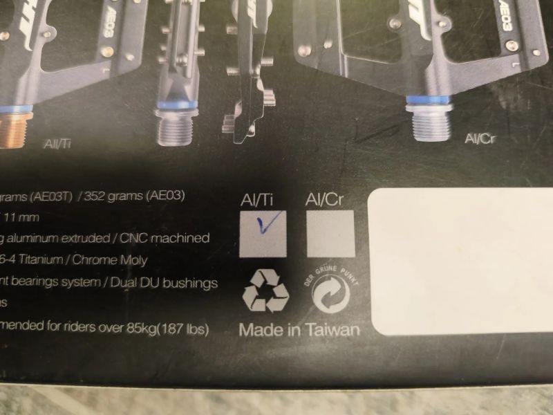 pedály platformy HT Components ME03T Titanium Evo+ a REVERSE Escape SandMetallic a SYNCROS Squamis