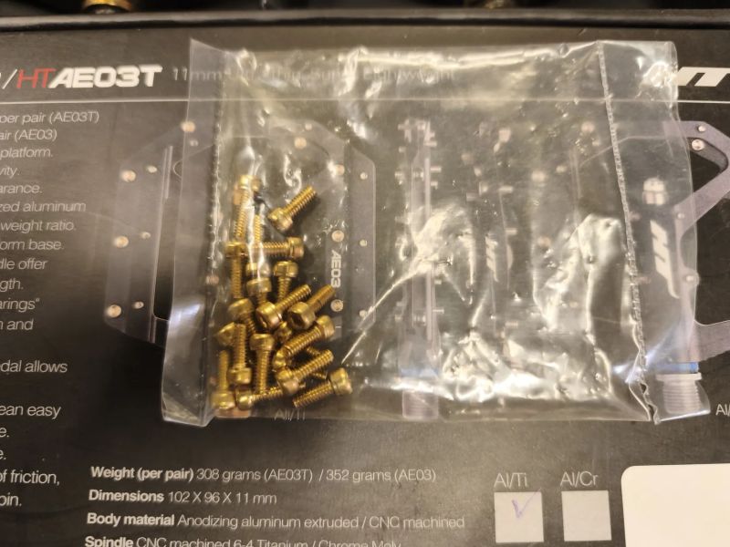 pedály platformy HT Components ME03T Titanium Evo+ a REVERSE Escape SandMetallic a SYNCROS Squamis